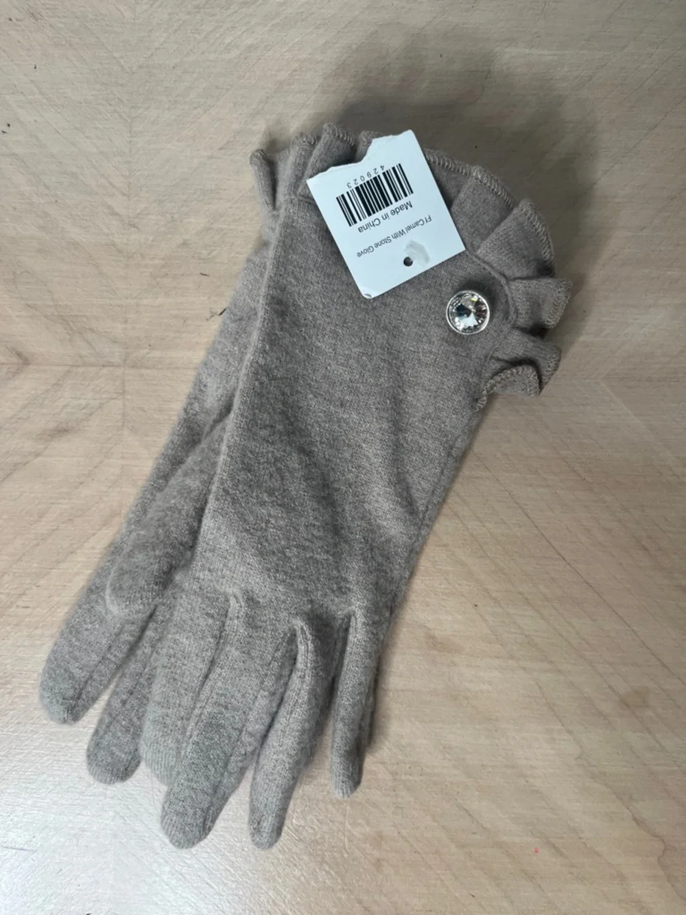 NWT OS Wool/Nylon Neutral Ruffle Cuff Knit Gloves with Decorative Button